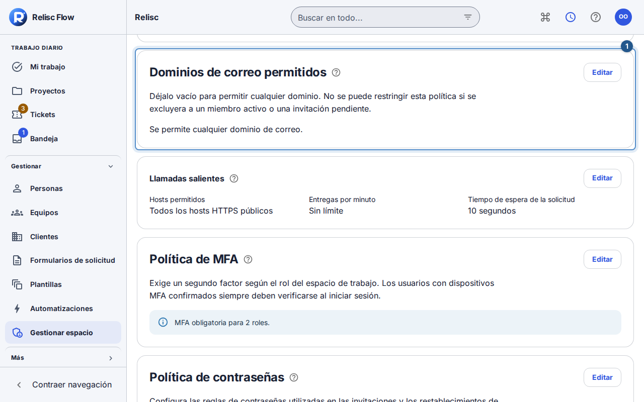 La tarjeta Dominios de correo permitidos muestra la política guardada de un espacio sintético.