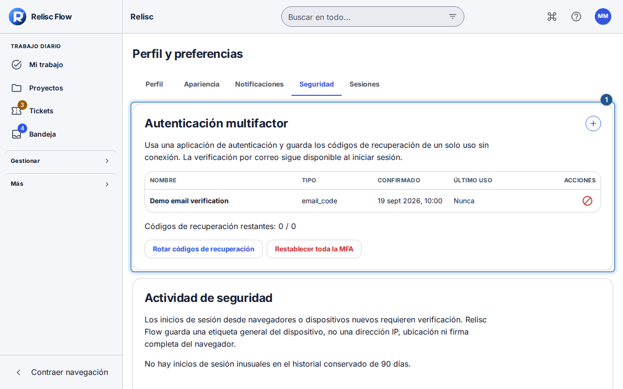 La pestaña Seguridad muestra el botón para configurar el autenticador y la lista de dispositivos registrados.